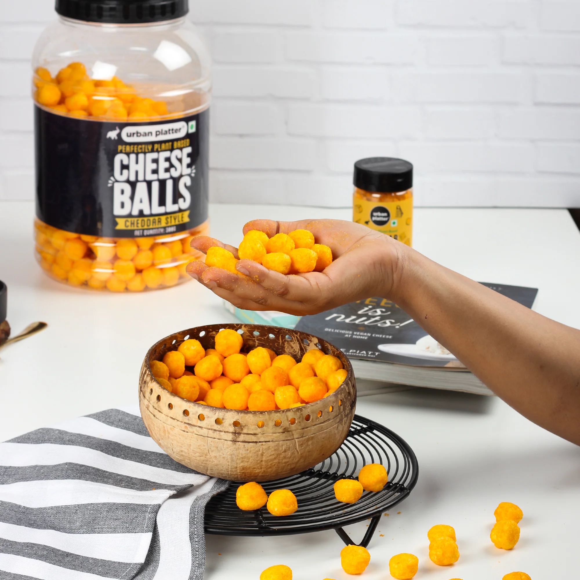 Cheese Balls, 300g (Cheddar Flavour, Plant-based Snack, Party Pack) - Image 7